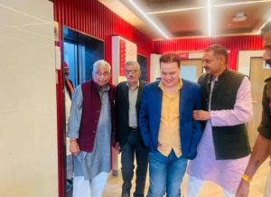 रमाडा होटल में माता प्रसाद पांडेय, डॉ. अनीस बेग और अन्य।